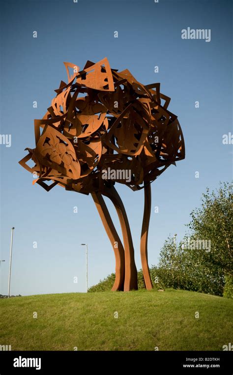 Metal tree sculpture hi-res stock photography and images - Alamy