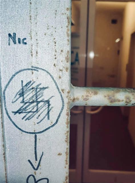 Scritte Fasciste E Svastiche Sui Muri Della Villa