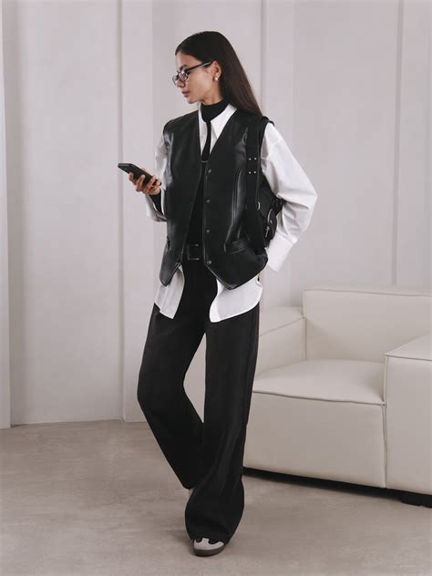 Прямой жилет из матовой экокожи :: LICHI - Online fashion store