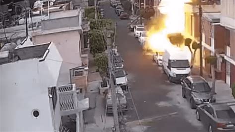 VIDEO Explosión de tanque de gas en Neza deja tres heridos de gravedad