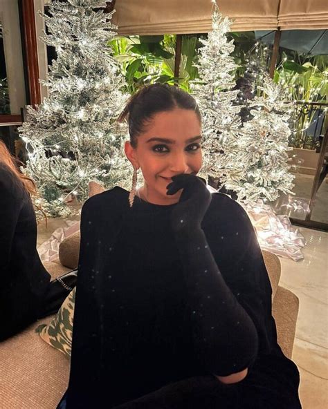 Inside Kareena Kapoor And Sonam Kapoors Lavish Christmas Parties