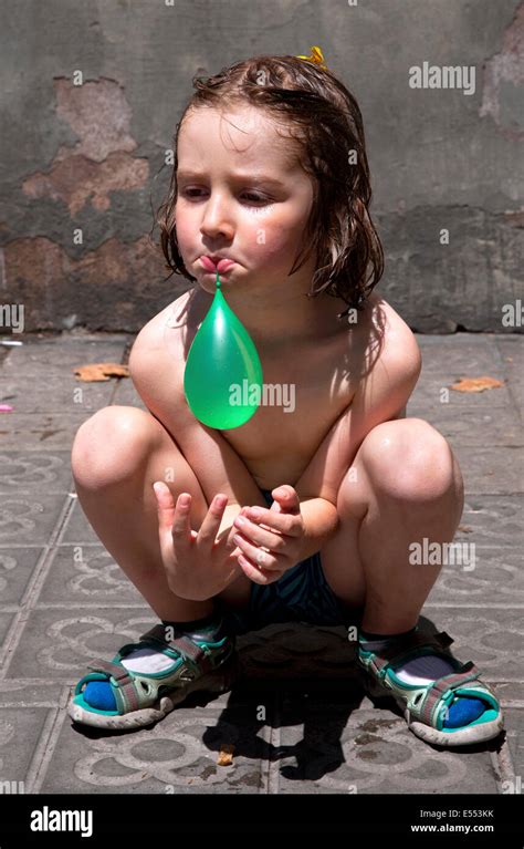 Enfant Accroupi Addossé Banque De Photographies Et Dimages à Haute