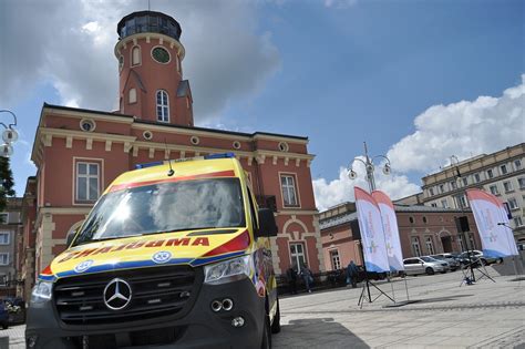 Częstochowskie pogotowie ma dwie nowe karetki Obie są wyposażone w