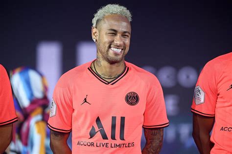 En París Comienzan A Pensar Que El Interés Del Barça Por Neymar Es Puro Farol Libertad Digital