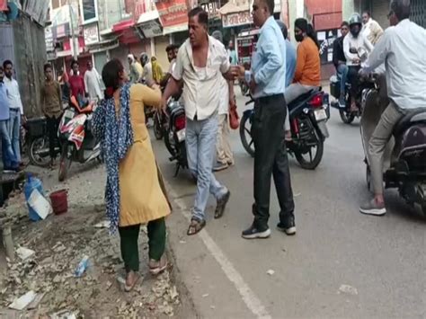 Azamgarh Fight Between Men And Women In Video Viral आजमगढ़ में महिला पुरूष में मारपीट Video