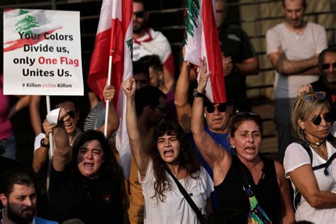 Lebanese Protesters Dig In Setting Up Tents To Bloc Roads