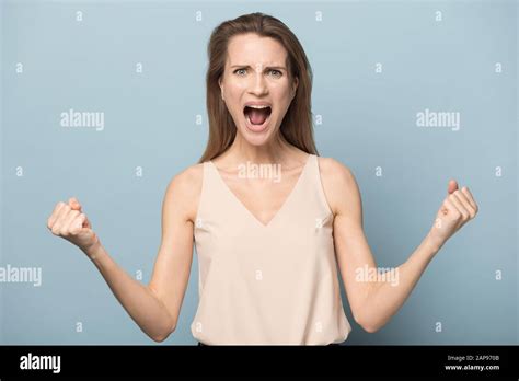 Beautiful blonde girl scream Banque de photographies et dimages à haute résolution Alamy