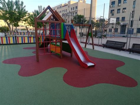 Pavimento De Caucho Continuo Para Parque Infantil En Parla Suelos De