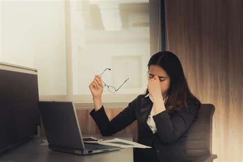 Mujer de negocios asiática estresada por el trabajo duromujer