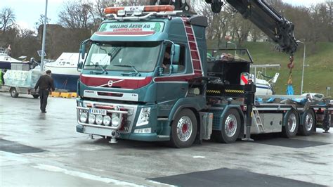 Volvo lastbil med kran sjösätter båtar i Visby hamn April 2017 YouTube