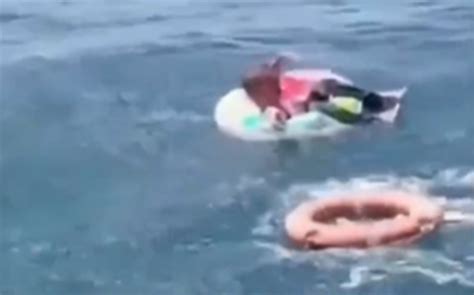 Hombre Se Queda Dormido Con Flotador En La Playa Y Despierta