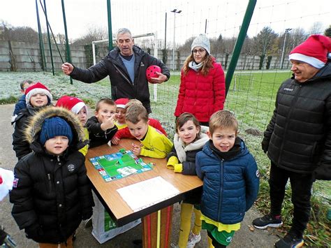 Les Enfants De L Cole De Foot Se Prennent Au Jeu Du Gourin Football