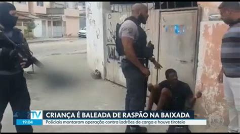 Uma Menina Baleada De Rasp O Durante Tiroteio Entre Policiais E