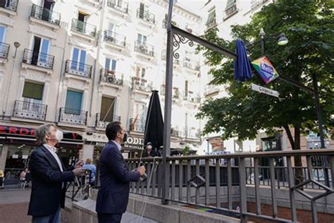 El Metro De Chueca Ahora Cuenta Con Un Nuevo Rombo De Colores Del