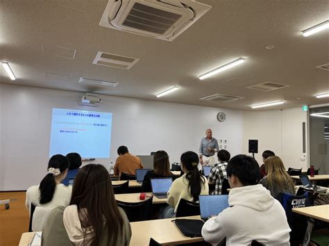 国際経営学部の専門演習Ⅰ（担当教員：本学部教授 木村剛）において、株式会社ブラボーグループのジョン・ボードマン氏をお招きし、特別講義と