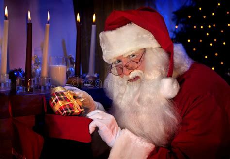 Santa Holding Christmas Present En Sus Manos En Un Backgrou Blanco