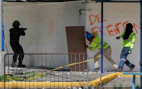 Polic As Y Manifestantes Chocan En Jornada De Protestas