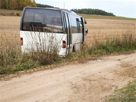 19 latek wjechał kradzionym autobusem na pole Gdy ugrzązł wrócił z