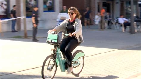 La Ministra Arriva In Bici Alla Riunione Sul Clima Ma La Scortano Due