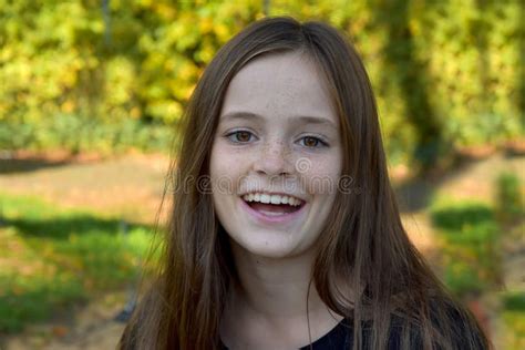 Jolie Jeune Fille Joyeuse Avec Des Taches Photo Stock Image Du Motif