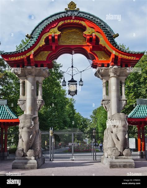 Zoo entrance gate hi-res stock photography and images - Alamy