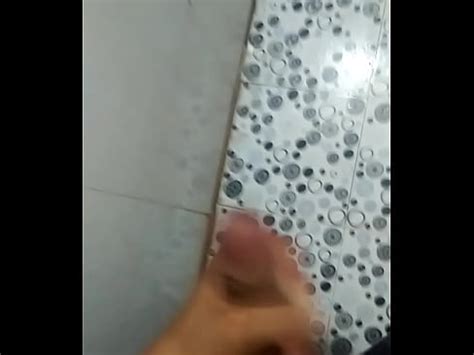 Cặc to dài thủ dâm trong nhà vệ sinh XVIDEOS