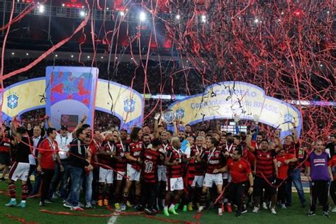 Lionel Messi do PSG reage a taça do Flamengo da Copa do Brasil