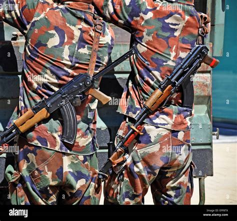 Army soldiers with machine guns Stock Photo - Alamy