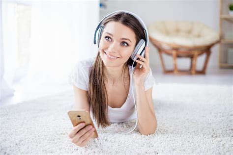 Adolescente Que Escucha La Música En Los Auriculares Imagen de archivo