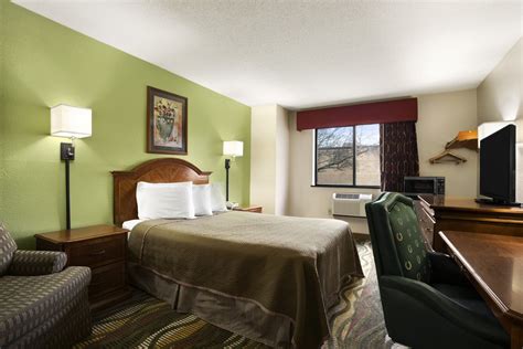 Travelodge by Wyndham Battle Creek | Battle Creek, MI Hotels