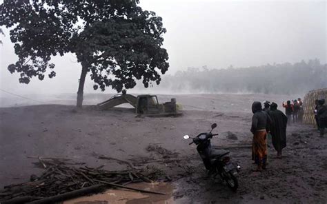 Jalan Antar Kecamatan Lumajang Terputus Banjir Lahar Dingin Akibat