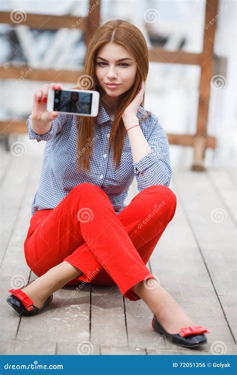 Piękna Młoda Ostra Kobieta Robi Selfie Podczas Gdy Siedzący Outdoors