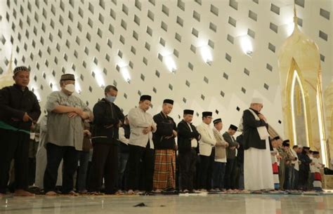 Perdana Masjid Raya Al Jabbar Digunakan Untuk Salat Subuh Berjamaah