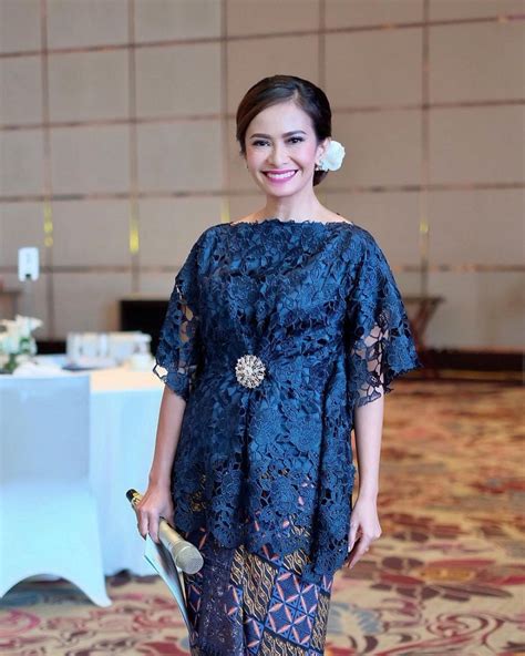 Kebaya Modern Elegan Simple