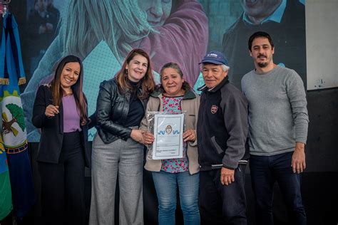 Mariel Fern Ndez Entreg A M S De Familias La Escritura De Sus