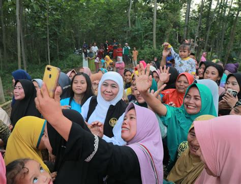 Resmikan Jembatan Bailey Kregenan Probolinggo Gubernur Khofifah