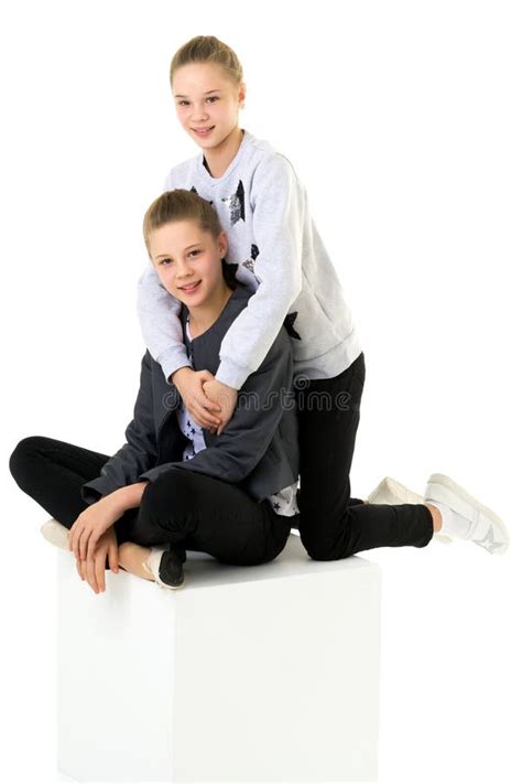 Adolescentes En Tenue élégante Posant Sur Fond Blanc Photo Stock