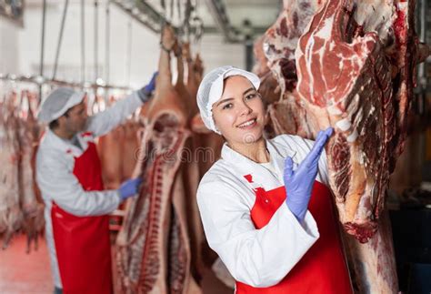 Matadero Femenino Muestra Trozos De Carne En Almacenamiento De Carne