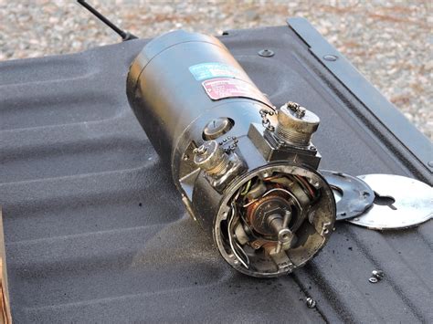Base technicians keep a weather radar ready to track a storm > Robins