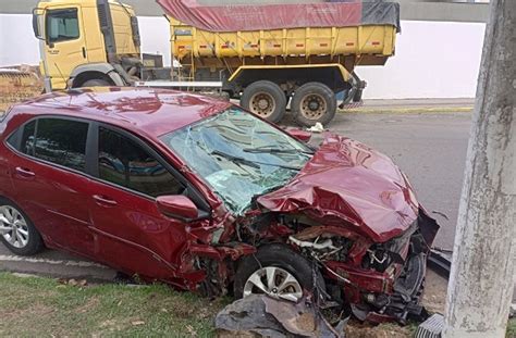 Motorista Fica Ferido Ap S Carro Colidir Em Ca Amba Na Farol Ndia O