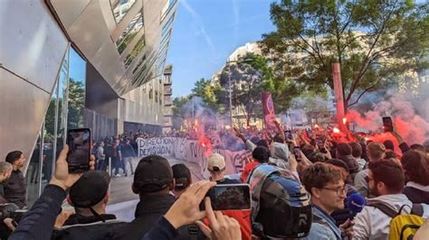 Why Are Psg Fans Protest Against The Board Lionel Messi And Chant