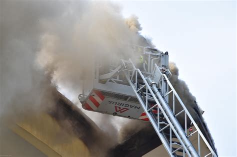 Incendio Ai Quartieri Spagnoli In Fiamme Un Palazzo 50 Persone Evacuate