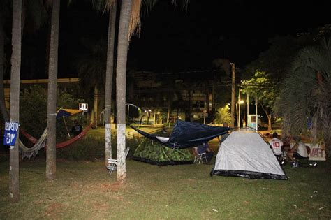 Guardas acampam em frente à prefeitura e prometem até greve de fome