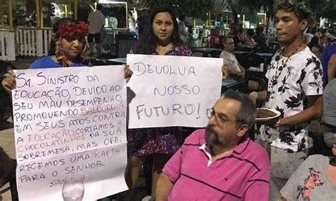 V Deo Ministro Da Educa O Bate Boca Grupo De Manifestantes No Par