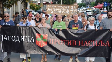 Performans Pogodi Ko Sam Na Petom Protestu Jagodina Protiv Nasilja U