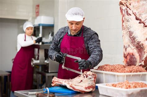 Carnicero Macho Adulto Asador Costillas De Carne Foto De Archivo