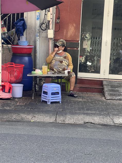 Meet the 'Boss' of District 5, Saigon! : r/VietNam