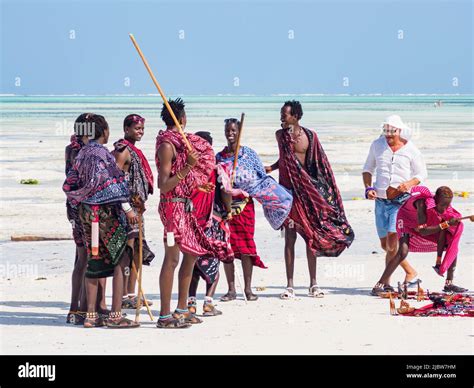 Maasai En Traje Tradicional En La Playa Fotograf As E Im Genes De Alta