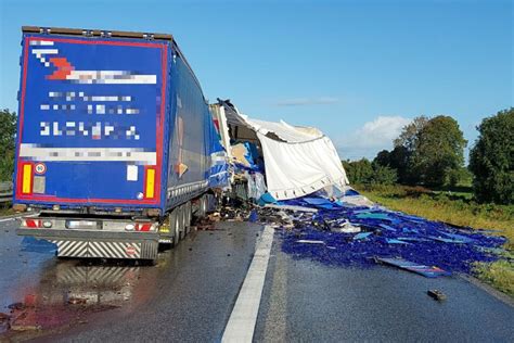 A7 in Warder nach schwerem Unfall gesperrt Drei Lastwagen zusammengestoßen