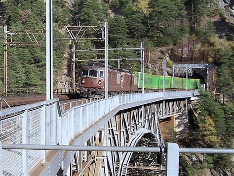 Zwei BLS Re 425 mit Containerzug fahren am 08 11 2006 über das